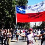 Anziano-protesta-in-Cile