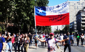 Anziano-protesta-in-Cile