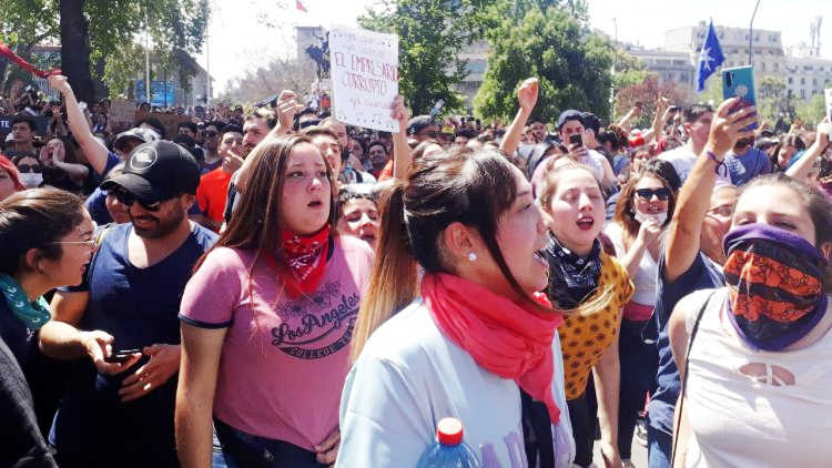 Giovani-protestano-in-Cile