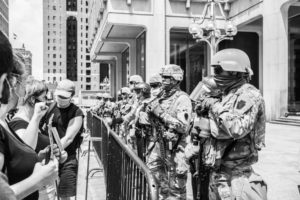 esercito-contiene-manifestanti