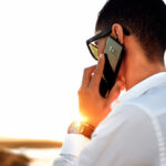 persona-al-telefono-spiata