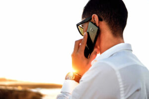 persona-al-telefono-spiata
