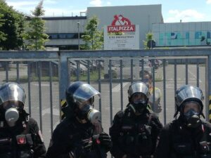 italpizza-modena-polizia-gas-maschere