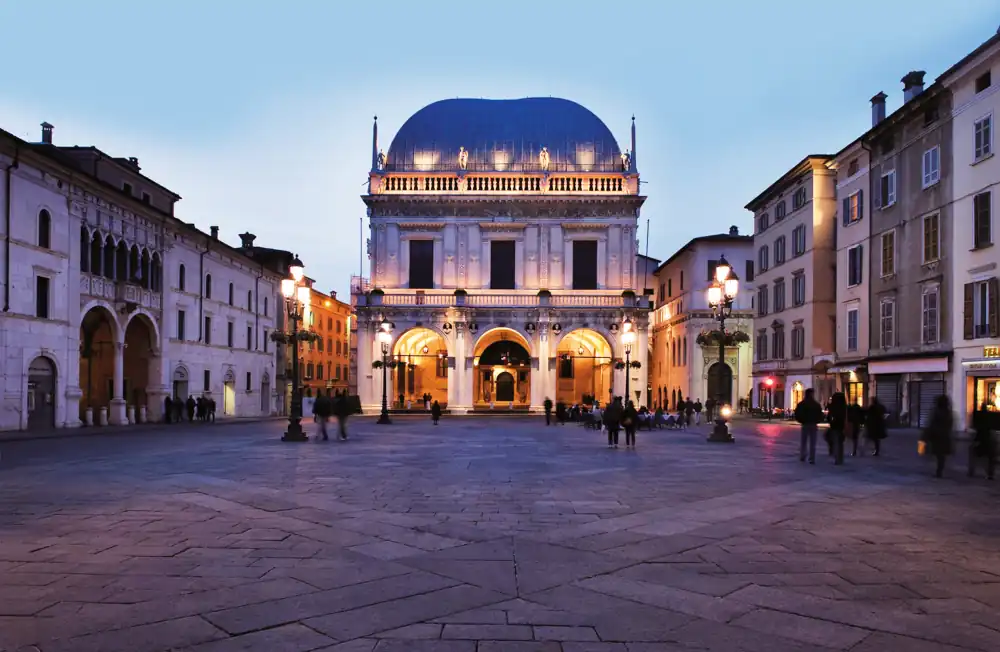 Piazza-della-Loggia-con-palazzo-Loggia-Brescia