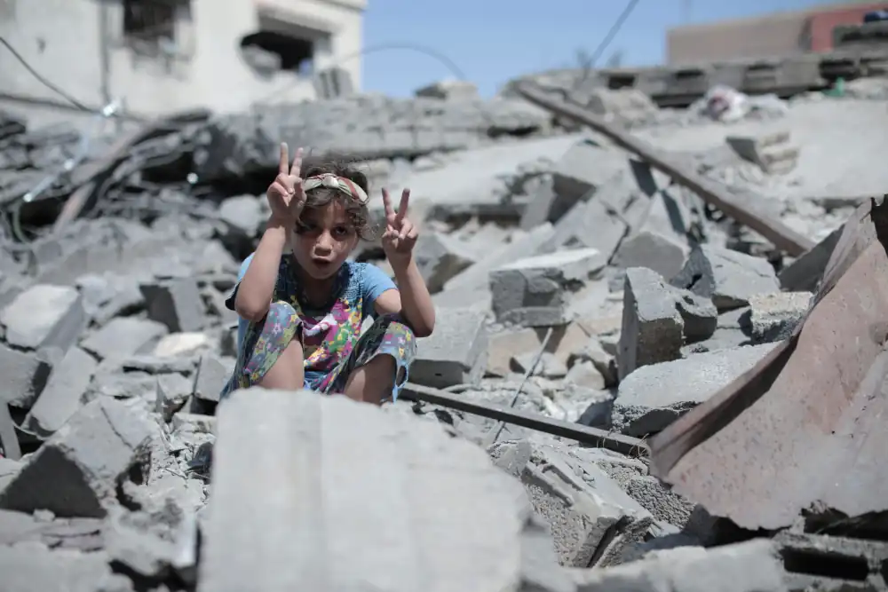 Gaza_bambina_tra_macerie