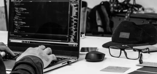 Hacker scrive un codice zero day per un cyber-attacco